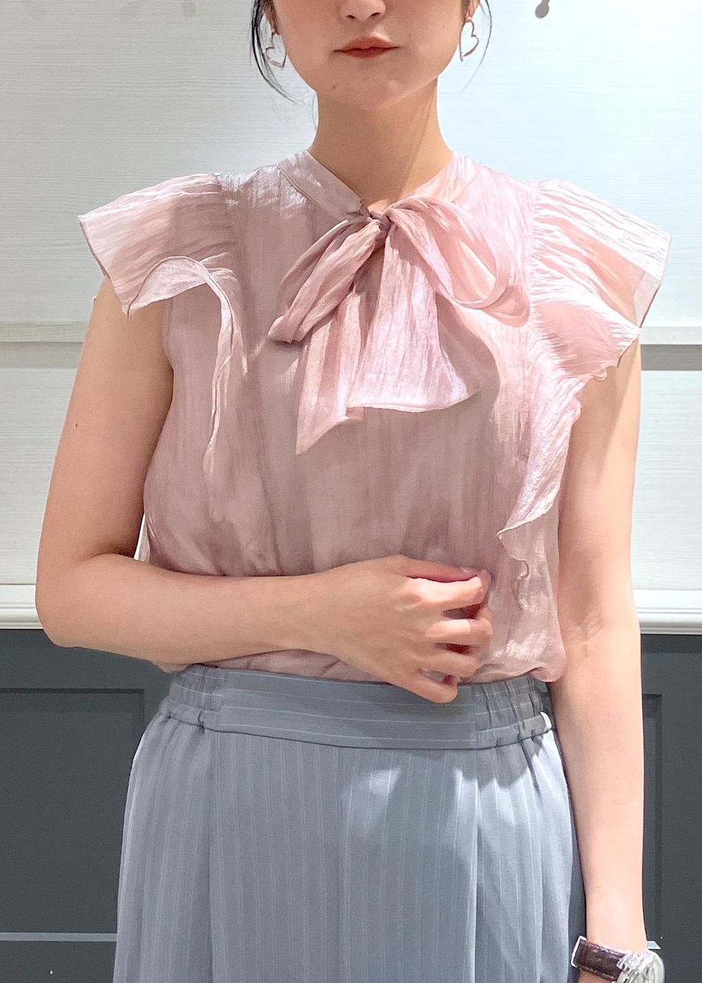 「初夏コーデ、夏コーデ、お仕事コーデ、セレモニーコーデ、デートコーデ、お出かけコーデ、女子会コーデ、パンツスタイル、ヘルシーコーデ、フェミニンコーデ、きれいめコーデ、VIS、ストレート、イエベ秋、混合」｜「Juzeの【ご好評につき追加生産】ビッグリボンパンプス（パンプス、ブラック系）」を使った、mikusonvisさん（レディース・168cm）の夏コーディネートの5枚目の写真