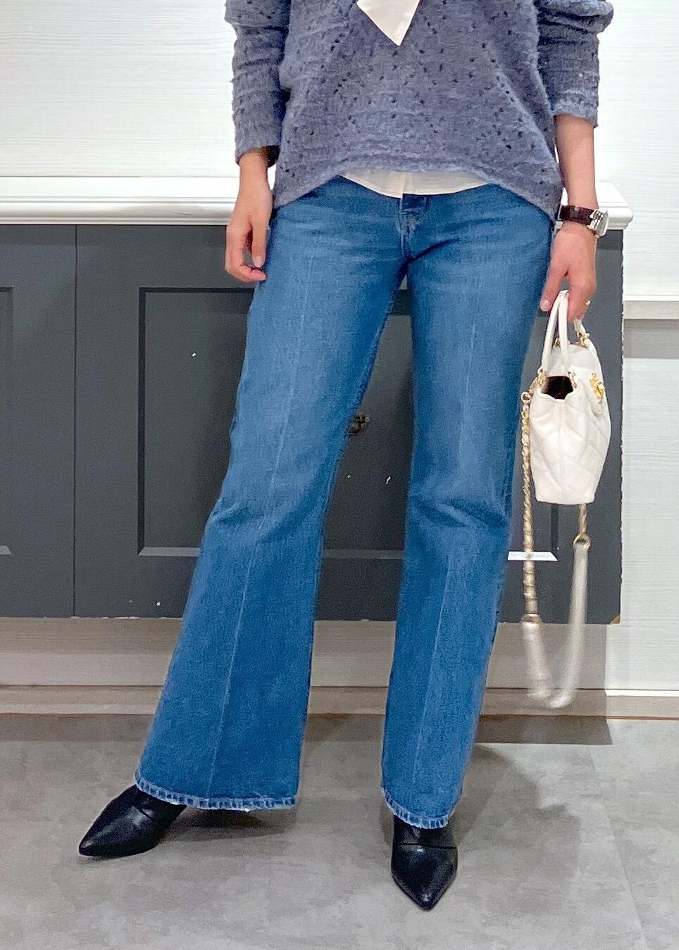 ブラック系のブーツ、ホワイト系のシャツ/ブラウス、ブルー系のニット/セーターを着用したレディースの冬コーディネートの10枚目の写真