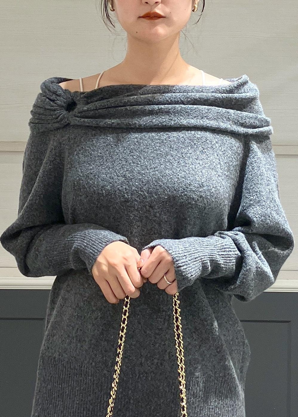 ホワイト系のキャミソール、ブラック系のブーツ、ブラック系のショルダーバッグを着用したレディースの秋コーディネートの5枚目の写真