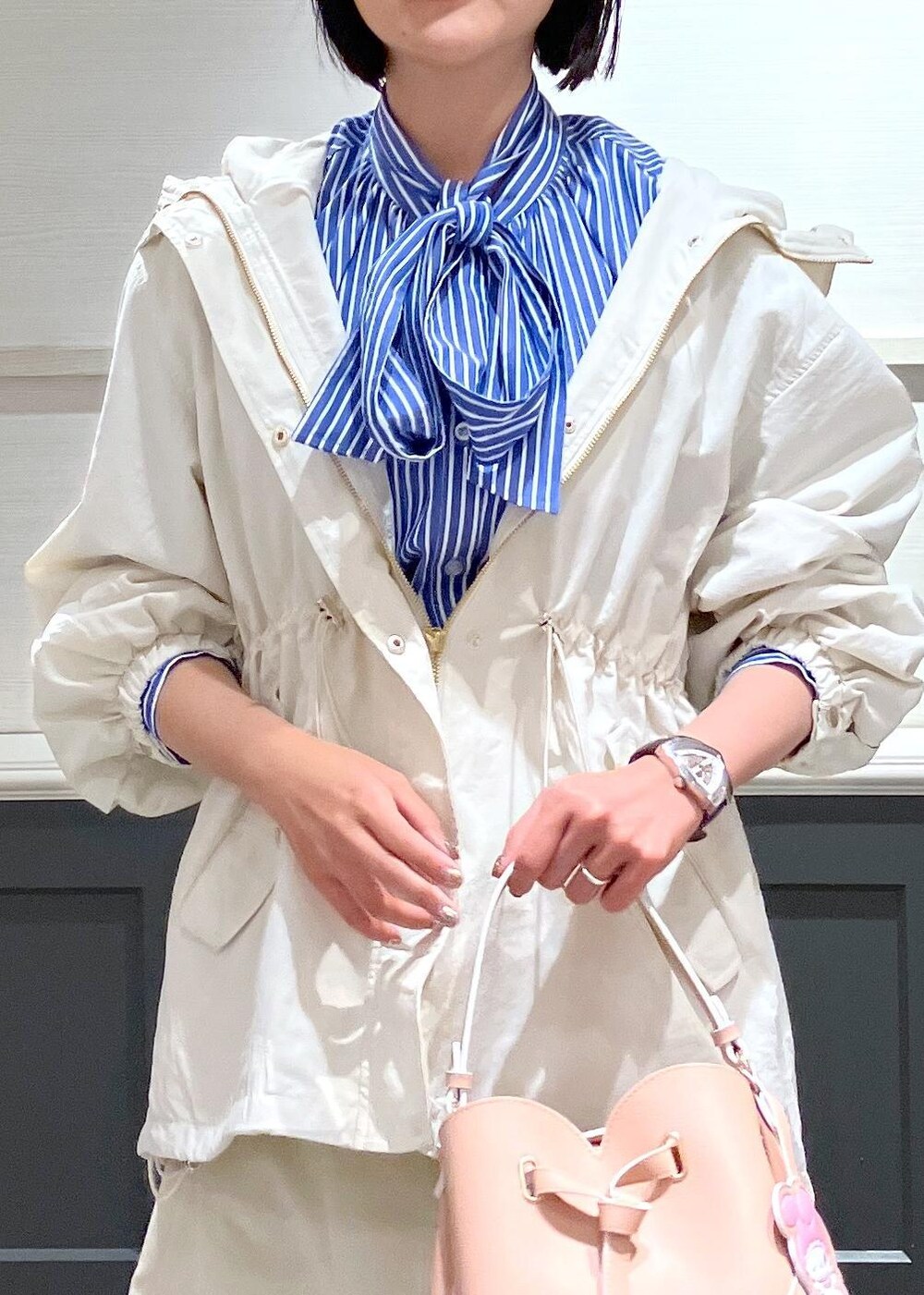 ベージュ系のブーツ、ホワイト系のスカート、ブルー系のシャツ/ブラウスを着用したレディースの冬コーディネートの6枚目の写真