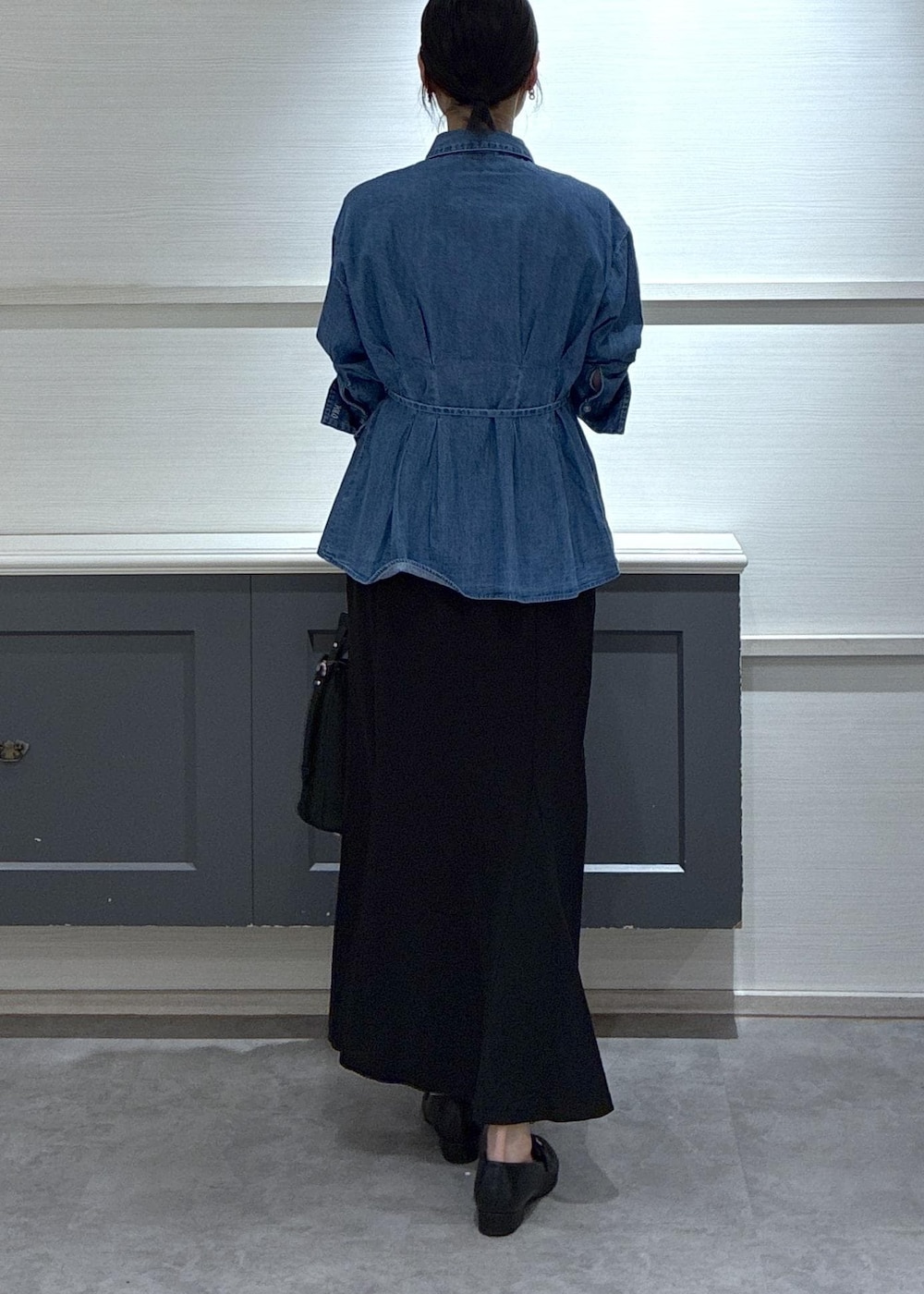 ブラック系のショルダーバッグ、ブラック系のローファー、ブラック系のキャミソールを着用したレディースの春コーディネートの5枚目の写真