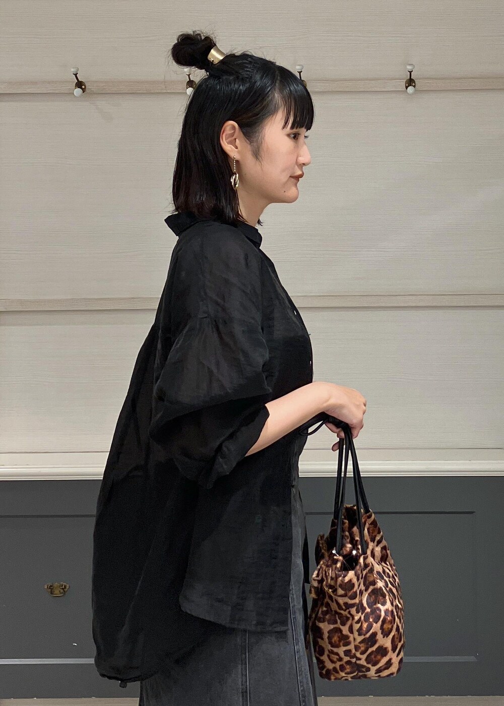 ブラック系のシャツ/ブラウス、ホワイト系のキャミソール、その他のショルダーバッグを着用したレディースの夏コーディネートの6枚目の写真
