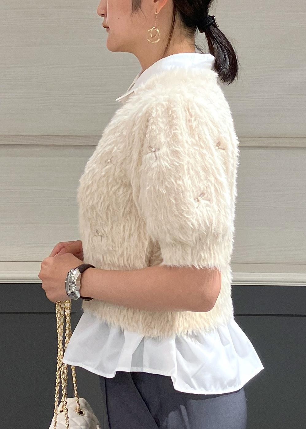 ブラック系のサンダル、ホワイト系のシャツ/ブラウス、ホワイト系のニット/セーターを着用したレディースの秋コーディネートの8枚目の写真