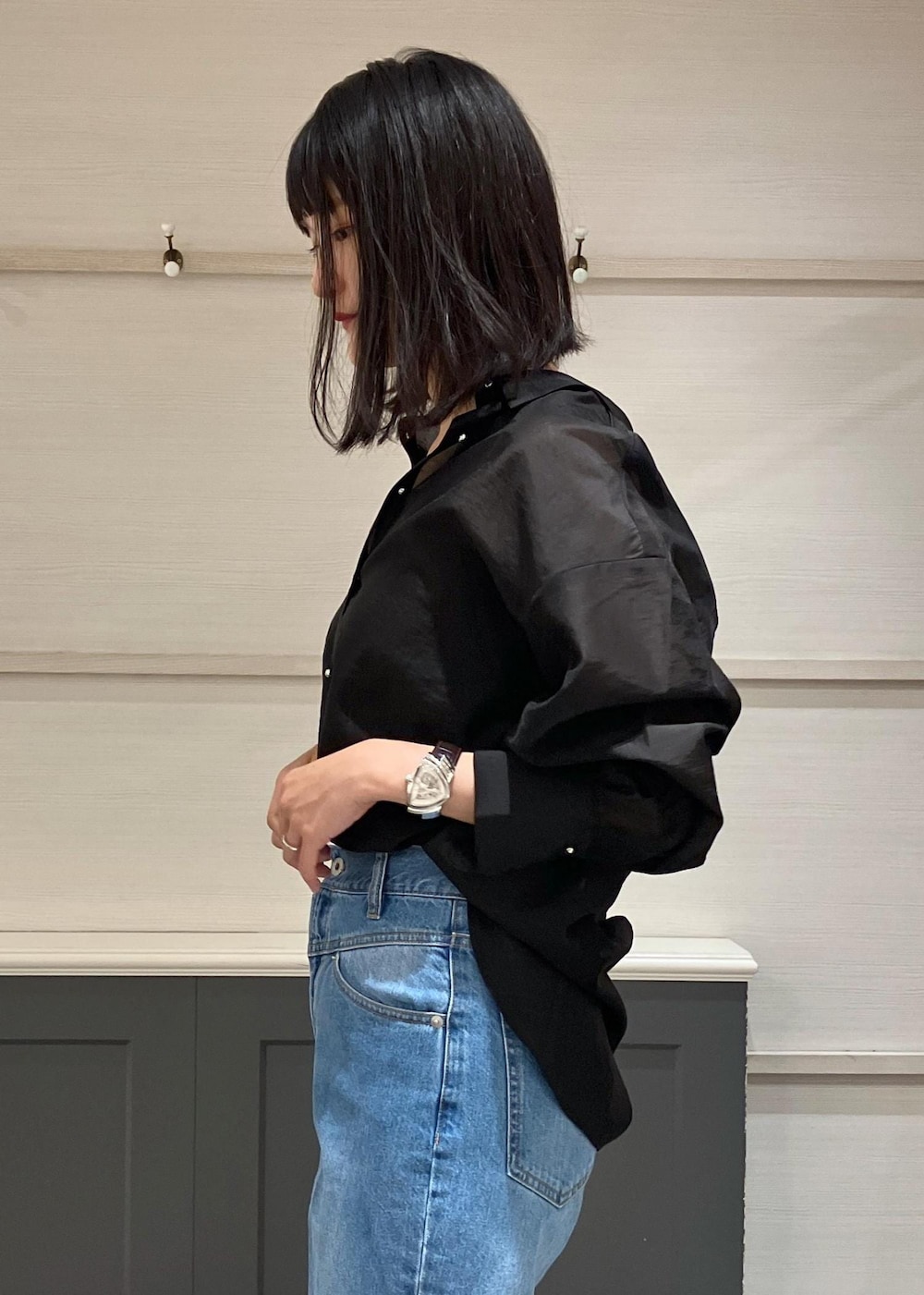 ブラック系のパンプス、ブラック系のシャツ/ブラウス、ブラウン系のTシャツ/カットソーを着用したレディースの夏コーディネートの5枚目の写真