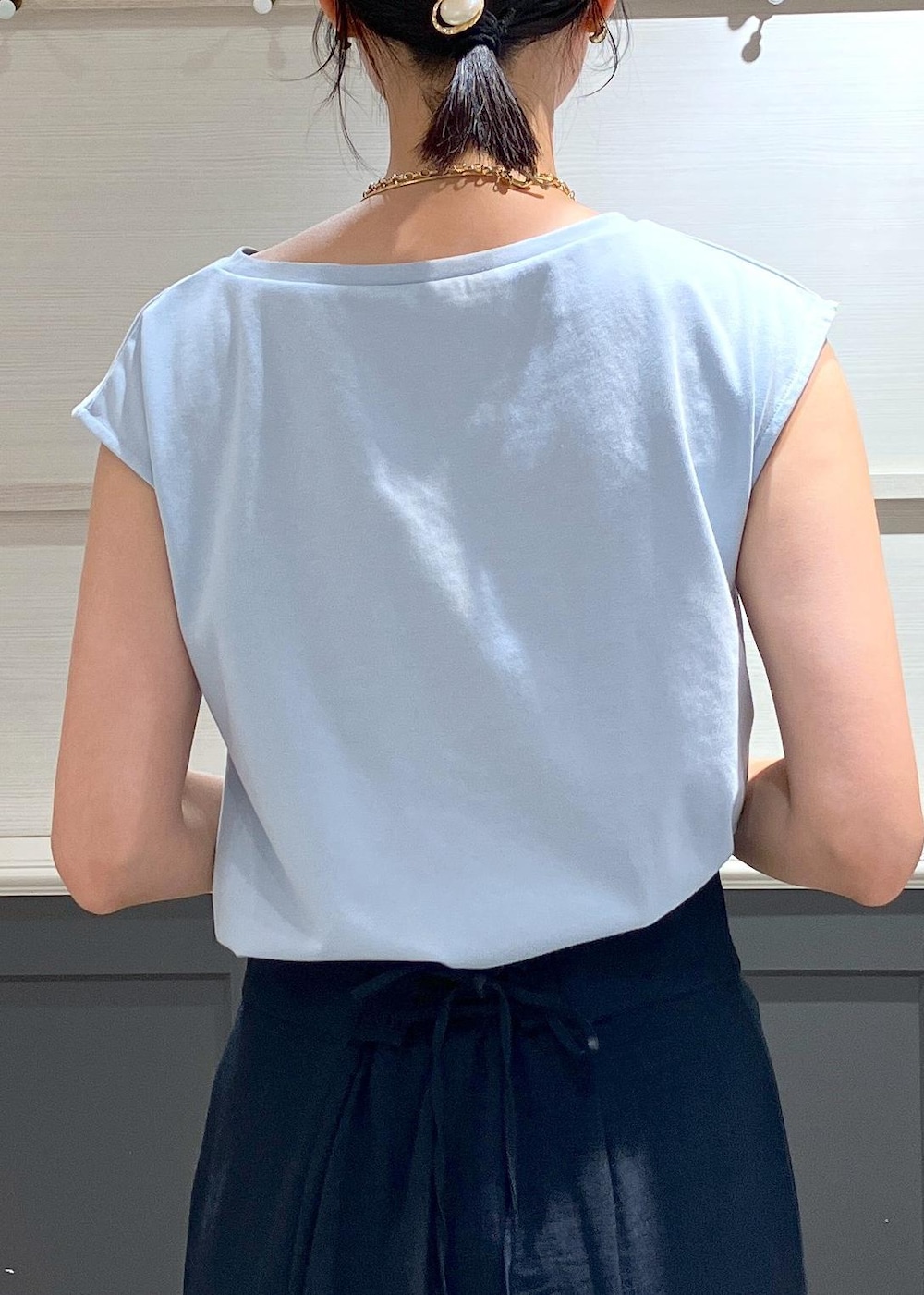 「初夏コーデ、夏コーデ、お仕事コーデ、デートコーデ、お出かけコーデ、旅行コーデ、女子会コーデ、雨の日コーデ、大人カジュアル、スカートスタイル、ヘルシーコーデ、きれいめコーデ、VIS、ストレート、イエベ秋」｜「Juzeの【ご好評につき追加生産】ビッグリボンパンプス（パンプス、ブラック系）」を使った、mikusonvisさん（レディース・168cm）の夏コーディネートの6枚目の写真
