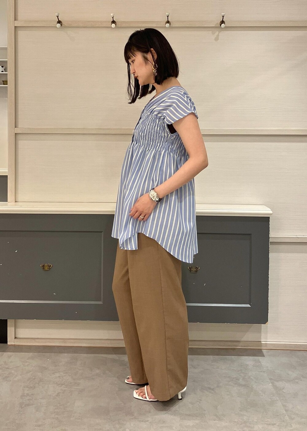 「ワイドパンツ、デザイントップス、羽織、ウォッシャブル、アンサンブル、きれいめカジュアル、プチプラ、ホワイト、ブルー、ブラウス、フレンチスリーブ、ブラウン、十分丈、初夏コーデ、夏コーデ」｜「Juzeのストラップヒールサンダル（サンダル、ホワイト系）」を使った、mikusonvisさん（レディース・168cm）の夏コーディネートの3枚目の写真
