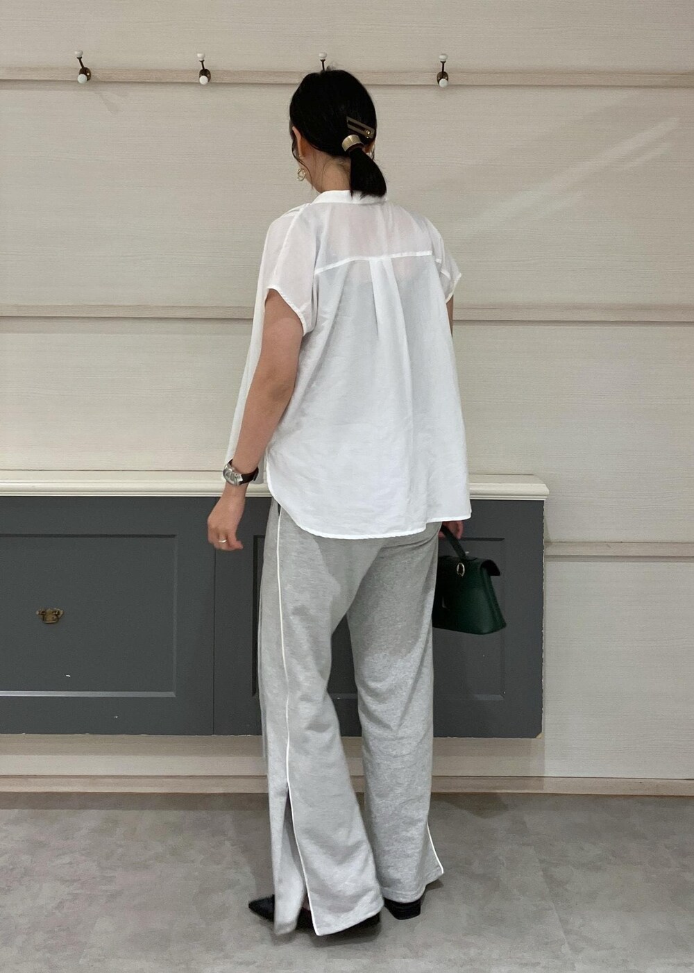 ホワイト系のシャツ/ブラウス、その他のキャミソール、グリーン系のショルダーバッグを着用したレディースの夏コーディネートの8枚目の写真