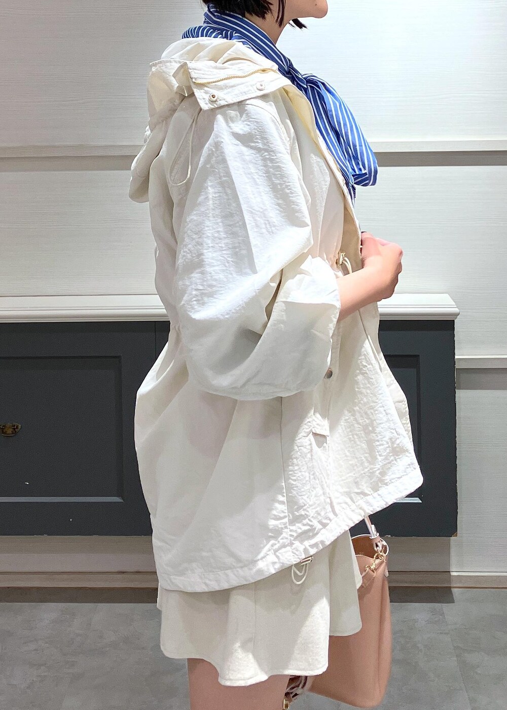 ベージュ系のブーツ、ホワイト系のスカート、ブルー系のシャツ/ブラウスを着用したレディースの冬コーディネートの8枚目の写真