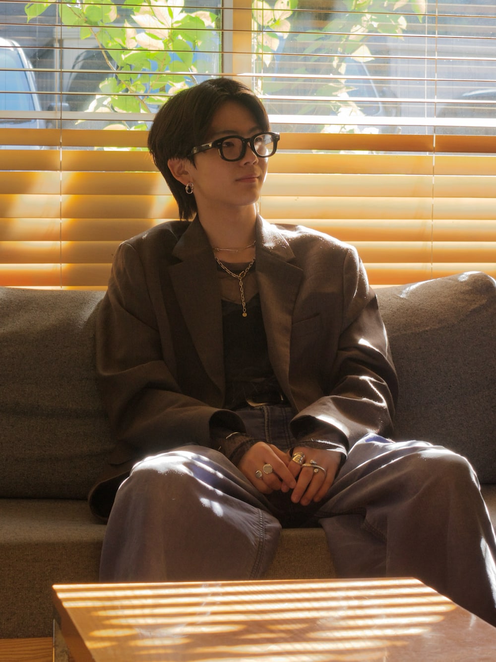 ブラウン系のテーラードジャケット、ブルー系のデニムパンツ、ブラック系のローファーを着用したメンズの夏コーディネートの2枚目の写真