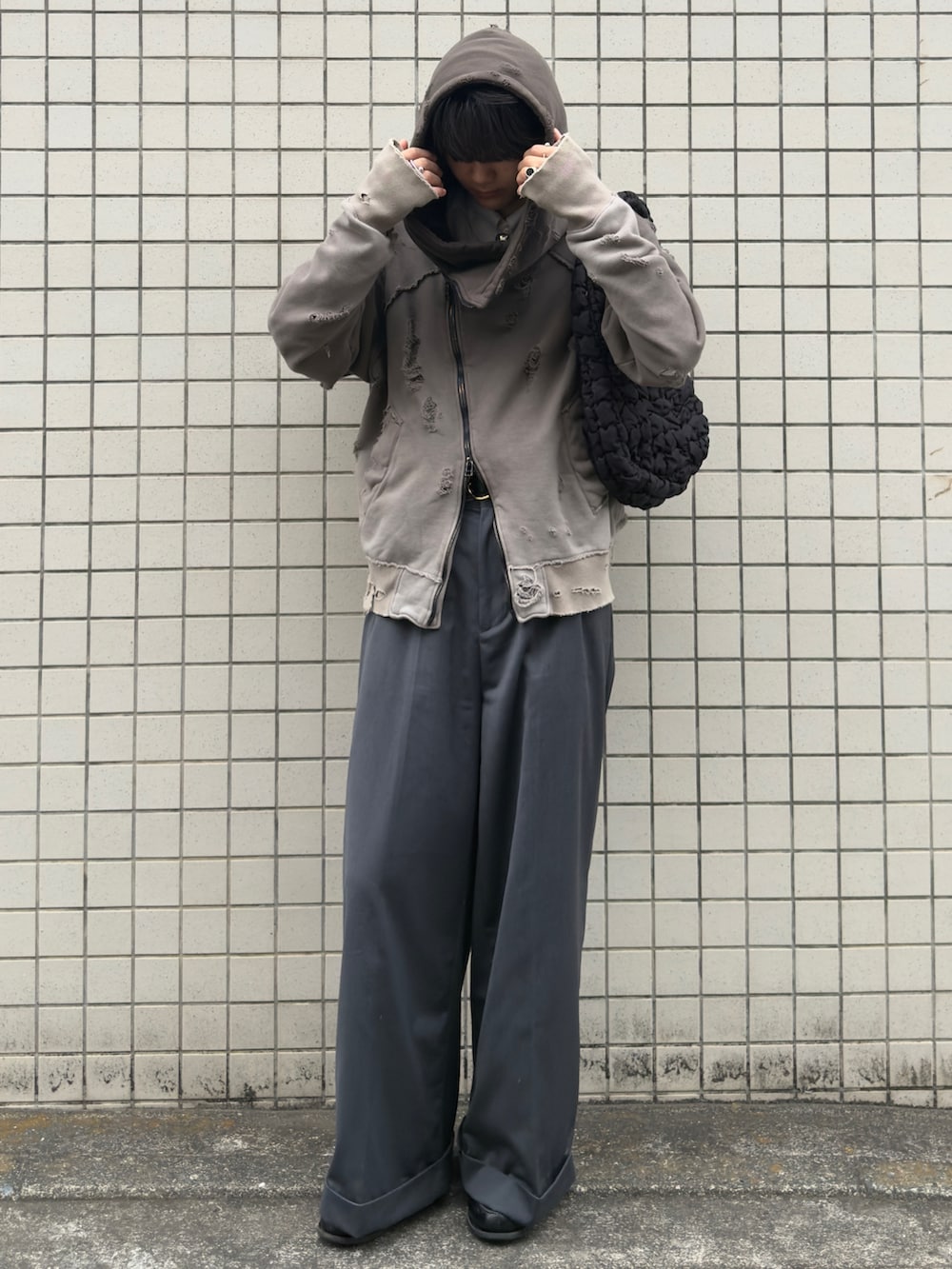 「春めき満開コーデ、ローファー、革靴、パーカー、春コーデ、スラックス、ブラウン、グレー、きれいめカジュアル、カジュアル、今日のコーデ、大人カジュアル、シャツスタイル、レイヤードスタイル、休日コーデ」｜「Camphor woodの２tuck wide baggy slacks / ２タックワイドバギーフレアスラックス（スラックス、グレー系）」を使った、waki_0924さん（骨格ナチュラル・メンズ・171cm）の春コーディネートの2枚目の写真