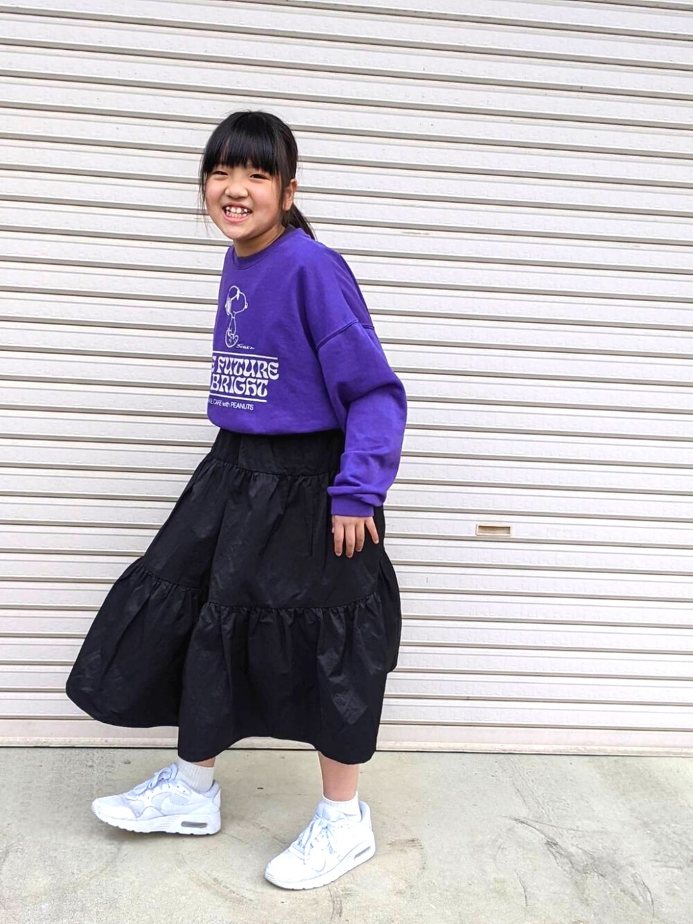 「シンプルコーデ、スニーカーコーデ、女の子、ナイキスニーカー、キッズコーデ、今日のコーデ、女の子コーデ、スニーカー」｜「LOWRYS FARMのティアードキャミワンピース　180590（ワンピース、ブラック系）」を使った、enacoさん（キッズ・126cm）の春コーディネートの3枚目の写真