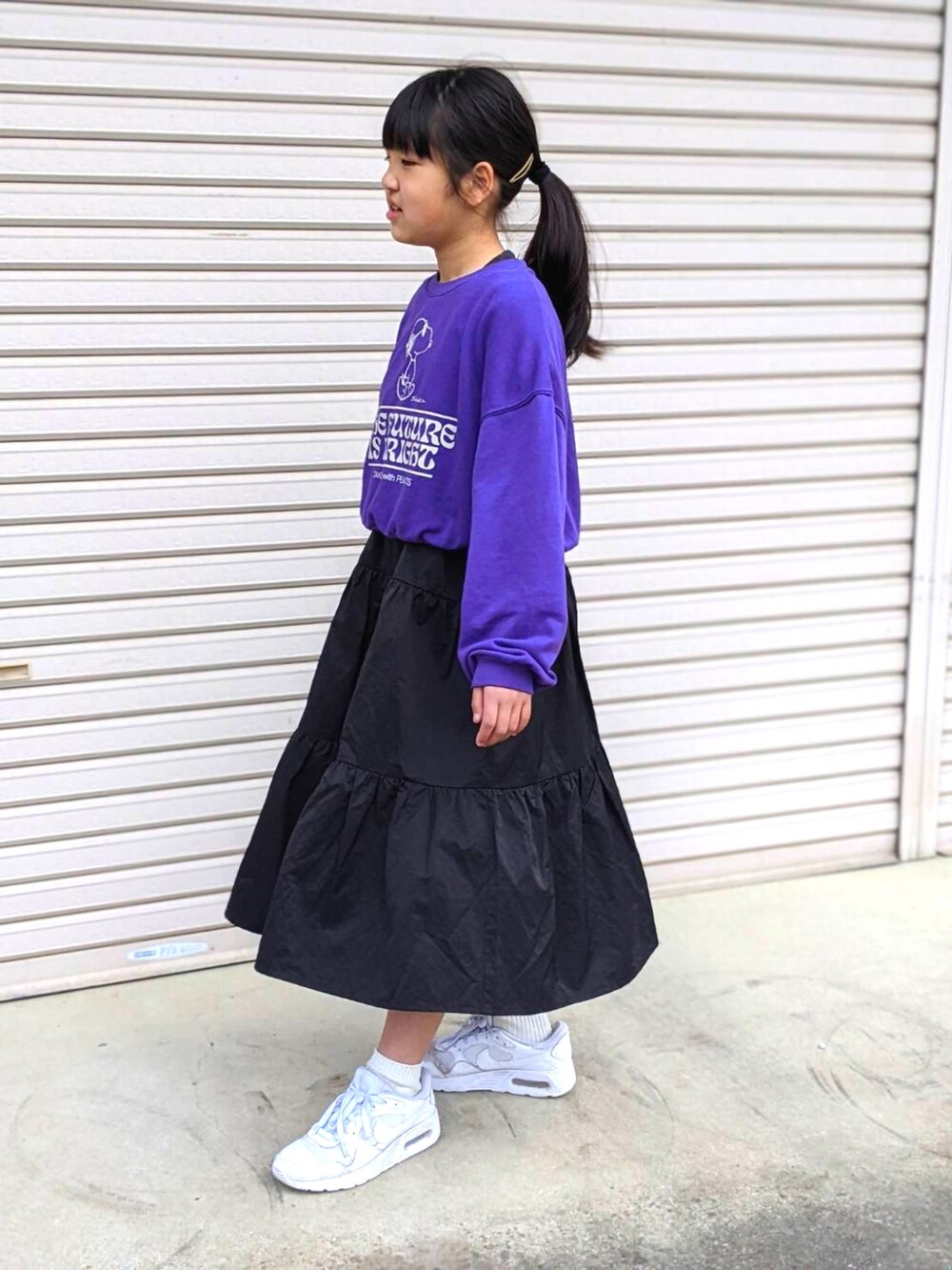 「シンプルコーデ、スニーカーコーデ、女の子、ナイキスニーカー、キッズコーデ、今日のコーデ、女の子コーデ、スニーカー」｜「LOWRYS FARMのティアードキャミワンピース　180590（ワンピース、ブラック系）」を使った、enacoさん（キッズ・126cm）の春コーディネートの2枚目の写真