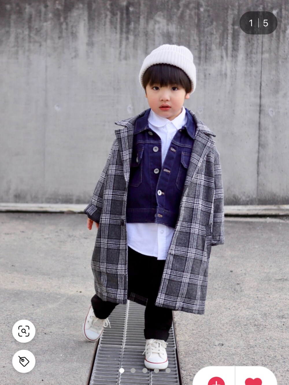 ベージュ系のチェスターコート、ブルー系のデニムジャケット、ホワイト系のシャツ/ブラウスを着用したキッズの春コーディネートの2枚目の写真