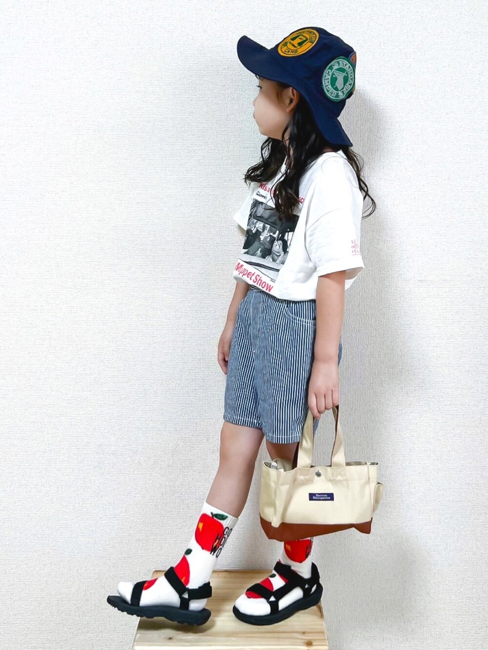 ブラック系のTシャツ/カットソー、その他のデニムパンツ、ブラック系のサンダルを着用したキッズの夏コーディネートの2枚目の写真