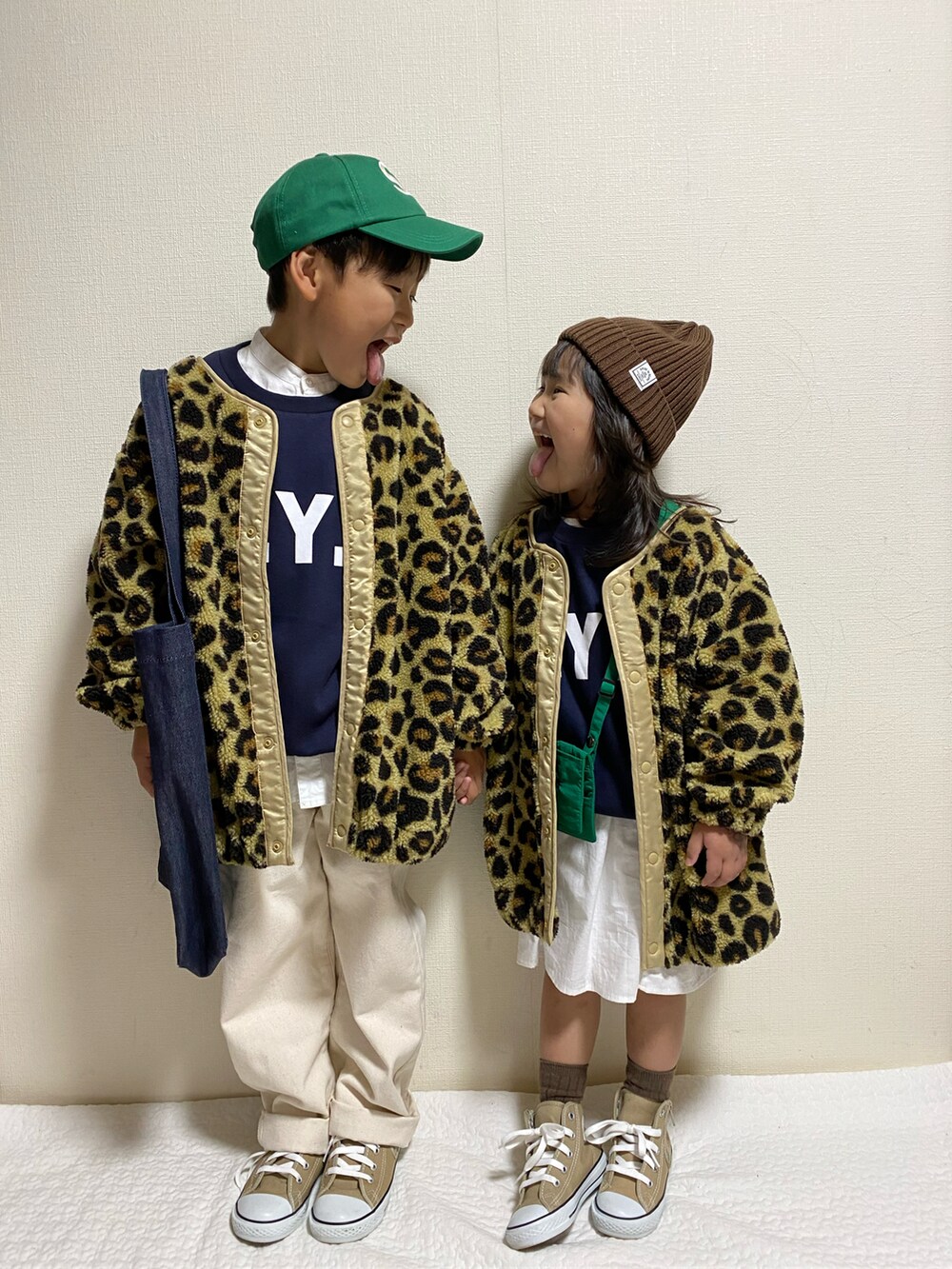 ブラウン系のブルゾン、ブラウン系のブルゾン、ブルー系のスウェットを着用したキッズの秋コーディネートの2枚目の写真