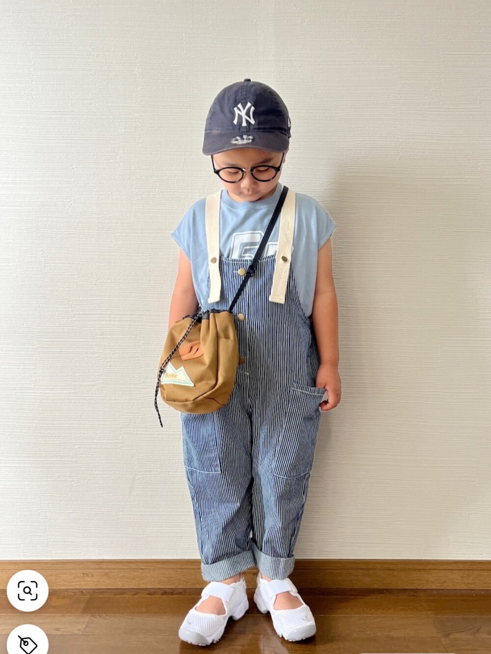 その他のサロペット/オーバーオール、ホワイト系のサンダル、グレー系のショルダーバッグを着用したキッズの夏コーディネートの2枚目の写真