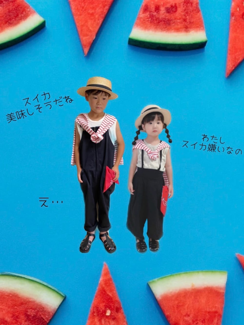 レッド系のTシャツ/カットソー、ブラック系のサロペット/オーバーオール、ブラック系のサンダルを着用したキッズの秋コーディネートの4枚目の写真