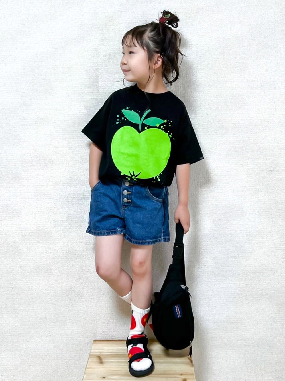「デニムっていいよね、ハーフパンツ、シンプルコーデ、カジュアルコーデ、夏コーデ、スポーツサンダル、白Tシャツ、デニムパンツ、リンクコーデ、カンカン帽、デニム、トートバッグ、サンダルに靴下、休日スタイル」｜「西松屋のアイテム（ハット、ベージュ系）」を使った、moon☺︎さん（キッズ・125cm）の夏コーディネートの2枚目の写真