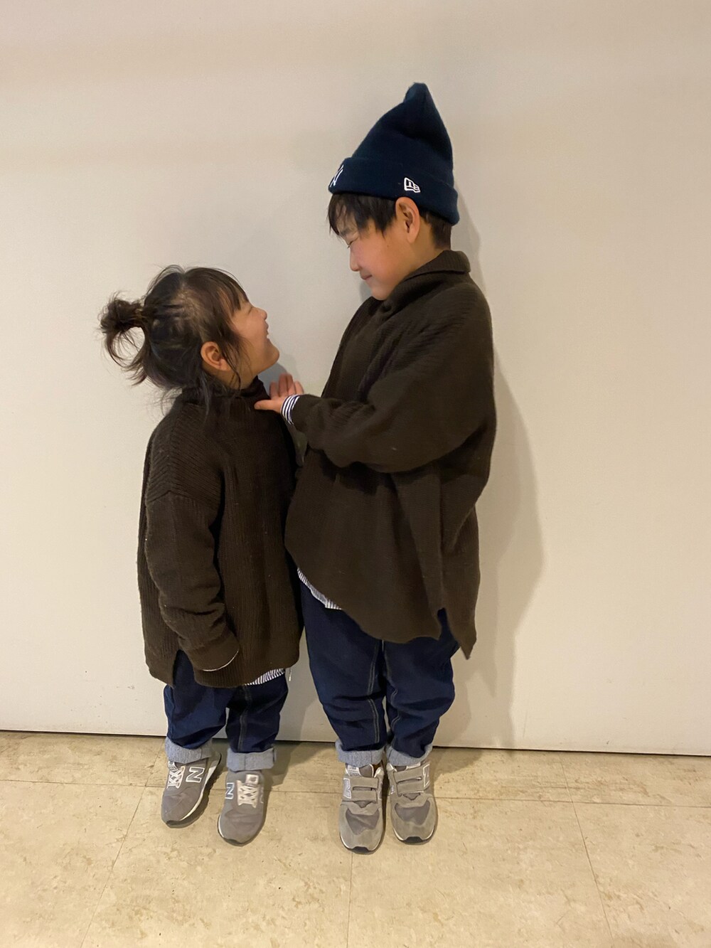 ブラウン系のニット/セーター、ブラウン系のニット/セーター、ブルー系のデニムパンツを着用したキッズの冬コーディネートの2枚目の写真