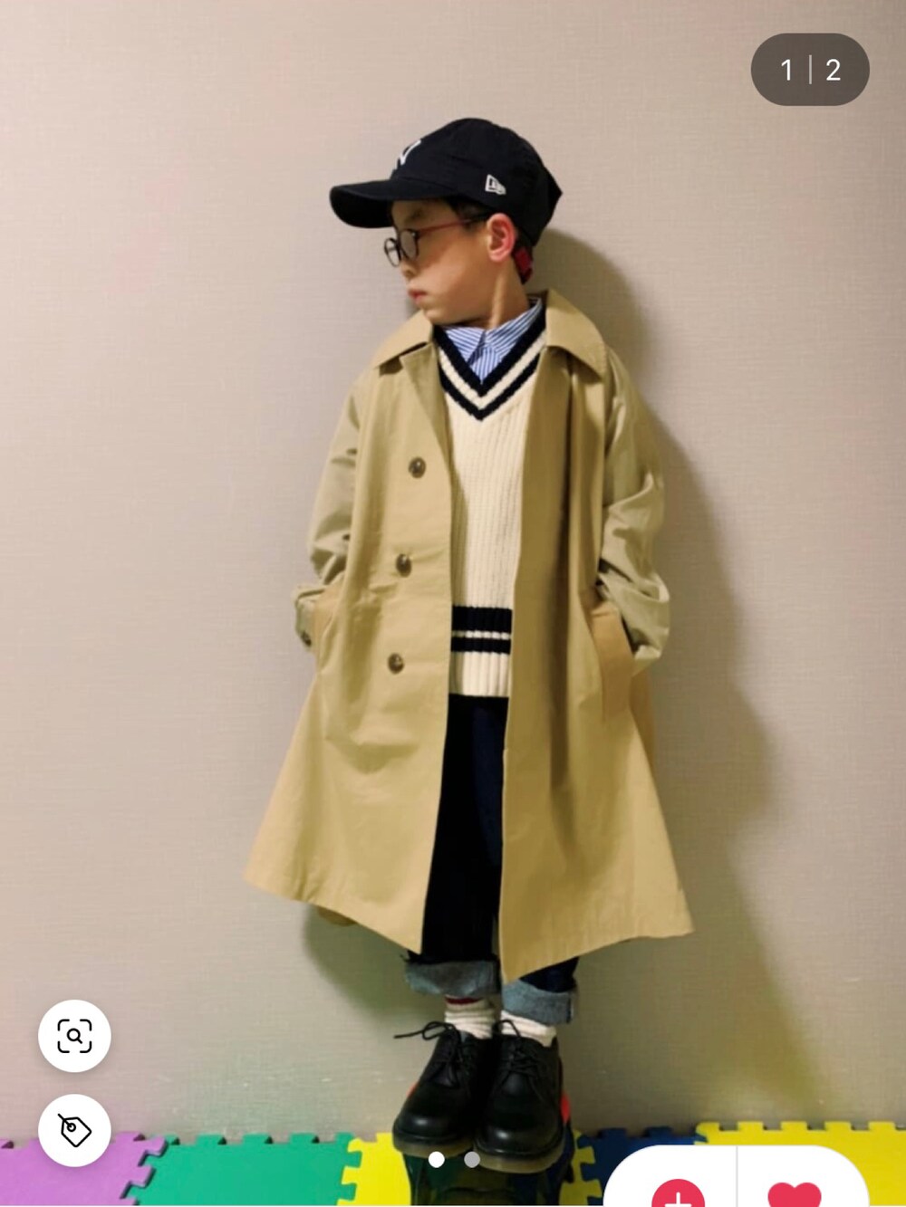 ブラック系のベスト、ブルー系のシャツ/ブラウス、ベージュ系のノーカラーコートを着用したキッズの春コーディネートの2枚目の写真