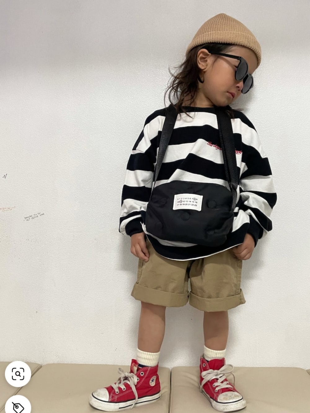 ブラック系のTシャツ/カットソー、ベージュ系のその他パンツ、レッド系のスニーカーを着用したキッズの春コーディネートの2枚目の写真