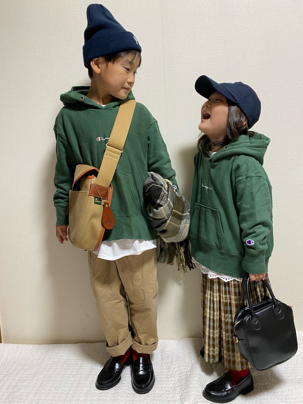 「グリーン、ニット帽、チノパン、ショルダーバッグ、キャップ、パーカー、ローファー、UNIQLO、レイヤードスタイル、Champion、プリーツスカート、きれいめカジュアル、カジュアルコーデ、リンクコーデ、チェック柄に恋してる」|「NEW ERAのニューエラ キッズ ニット帽 MLB(ニットキャップ/ビーニー、ブルー系)」を使った、moon☺︎さん(キッズ・123cm)の秋コーディネートの2枚目の写真