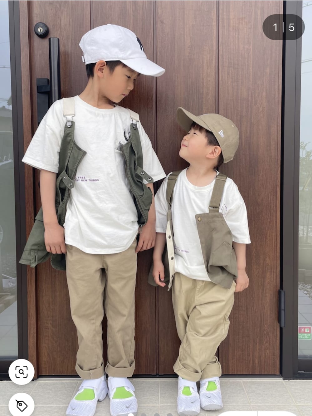 ブラック系のベスト、ホワイト系のTシャツ/カットソー、ベージュ系のその他パンツを着用したキッズの春コーディネートの2枚目の写真