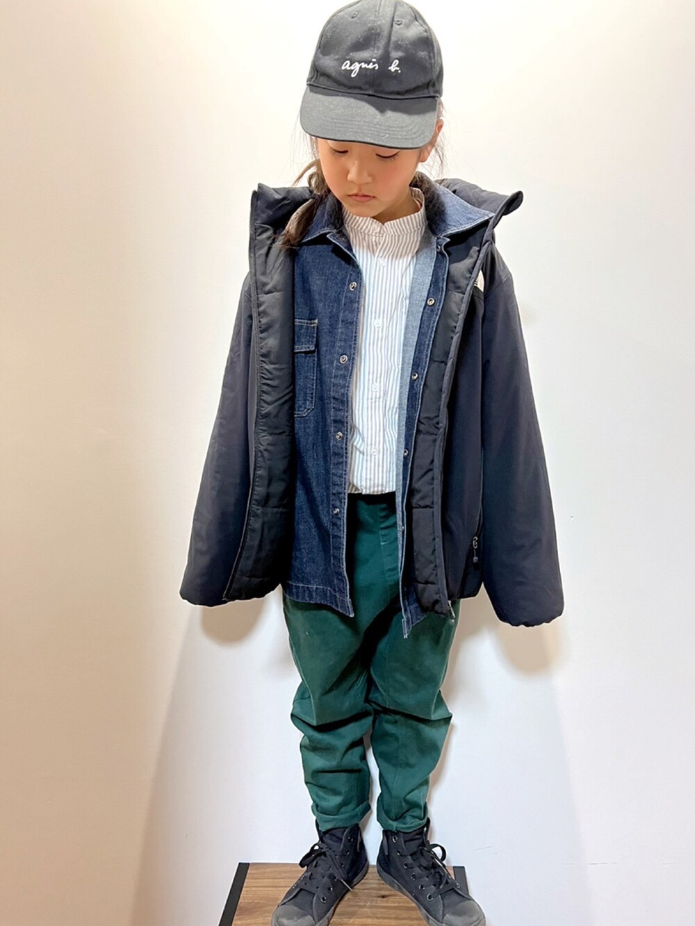 ブラック系のブルゾン、グレー系のシャツ/ブラウス、ブルー系のデニムジャケットを着用したキッズの春コーディネートの2枚目の写真