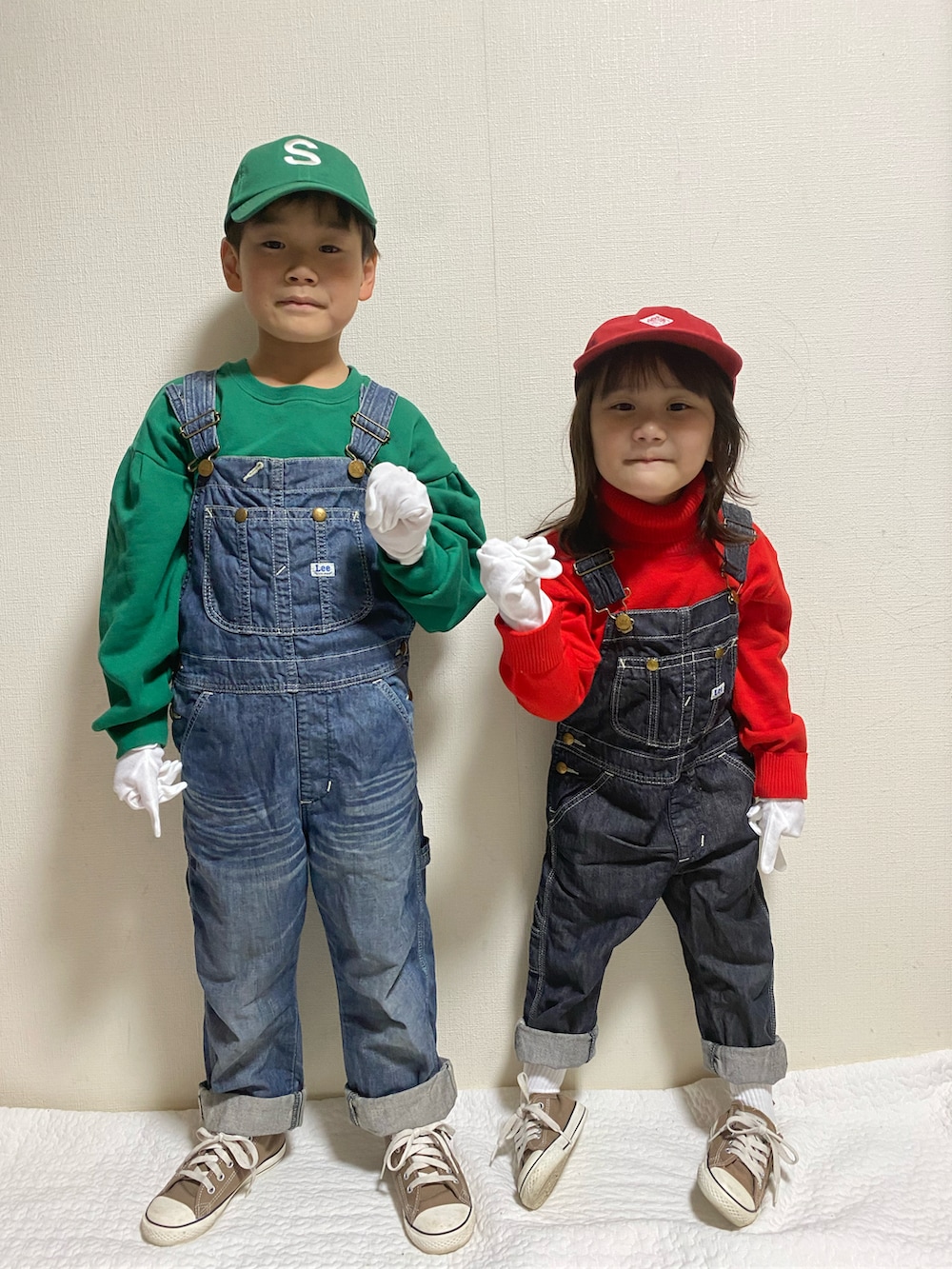 グリーン系のスウェット、ブルー系のサロペット/オーバーオール、ブルー系のサロペット/オーバーオールを着用したキッズの秋コーディネートの2枚目の写真