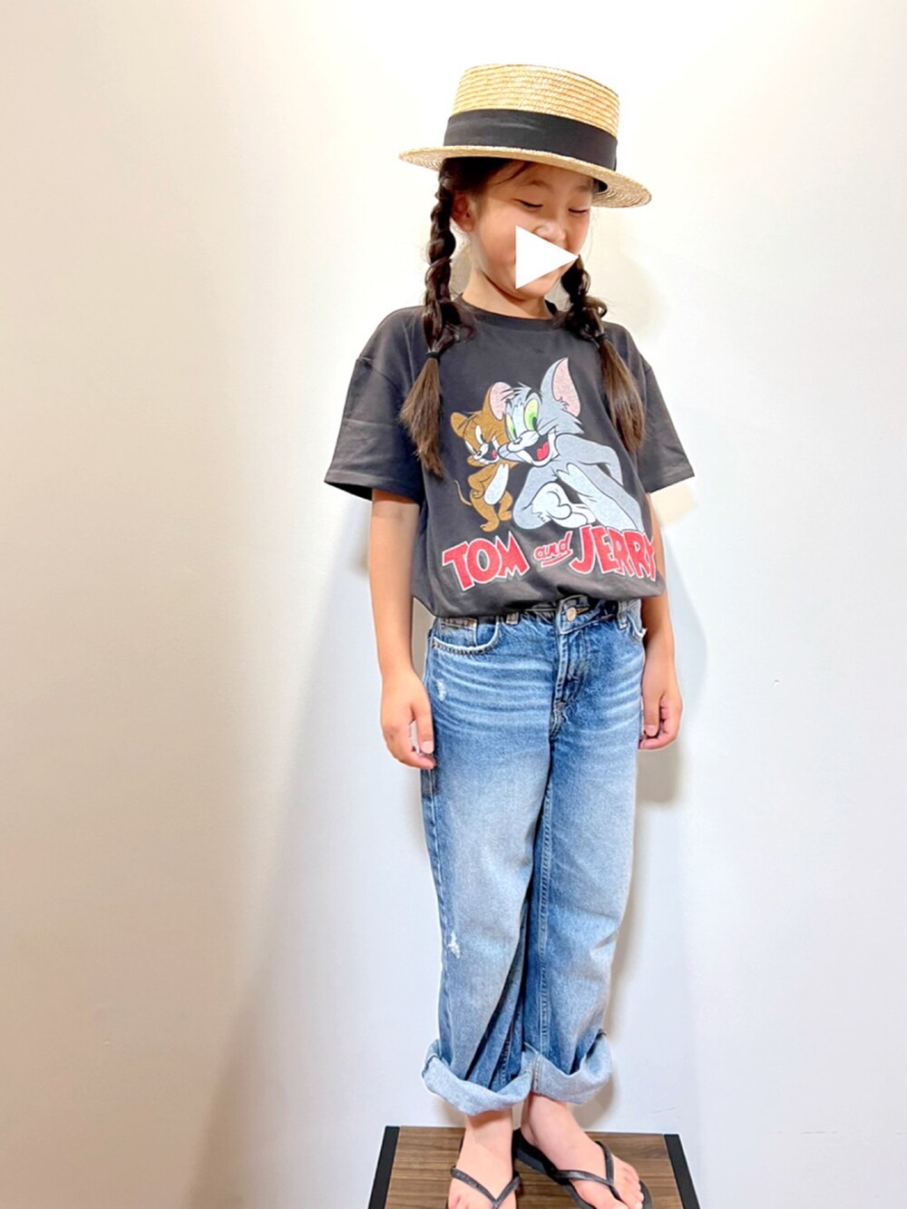 ブルー系のデニムパンツ、ブラック系のTシャツ/カットソー、ブラック系のサンダルを着用したキッズの夏コーディネートの2枚目の写真