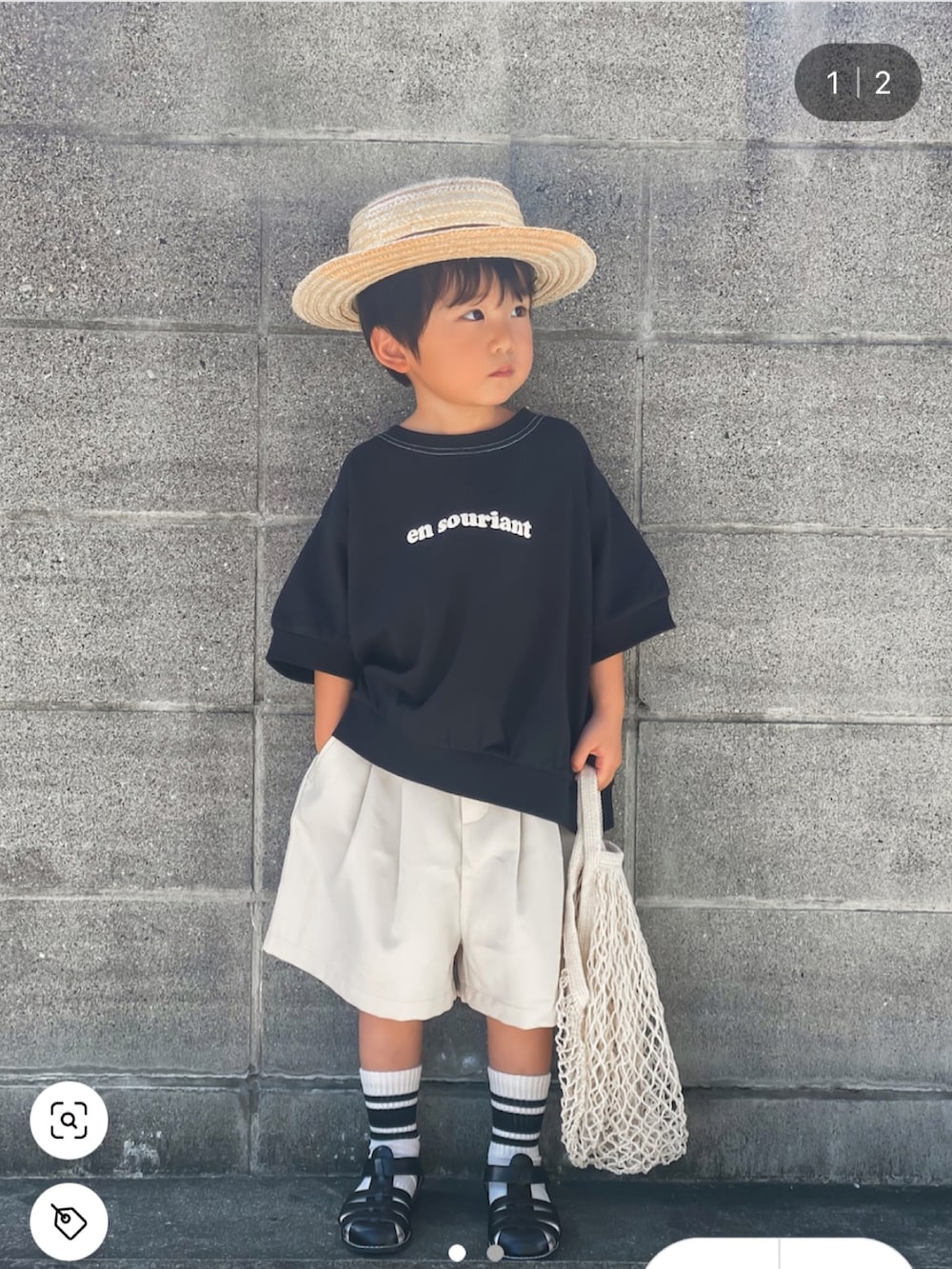 ブラック系のTシャツ/カットソー、ホワイト系のその他パンツ、ブラック系のトートバッグを着用したキッズの秋コーディネートの2枚目の写真