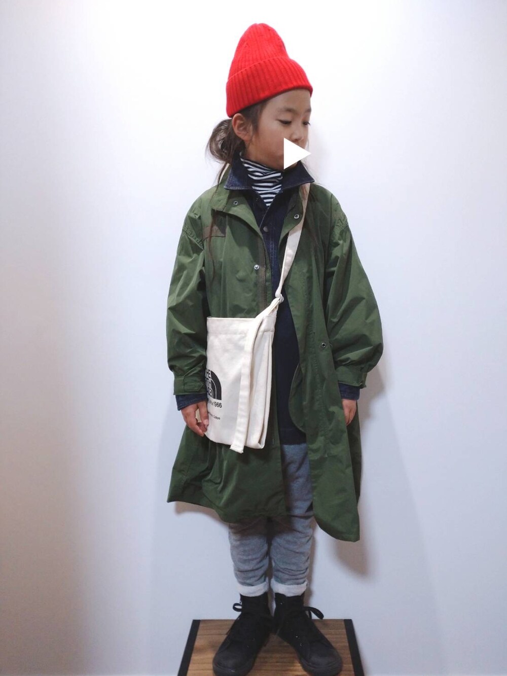 グリーン系のモッズコート、ブルー系のデニムジャケット、ホワイト系のニット/セーターを着用したキッズの冬コーディネートの2枚目の写真