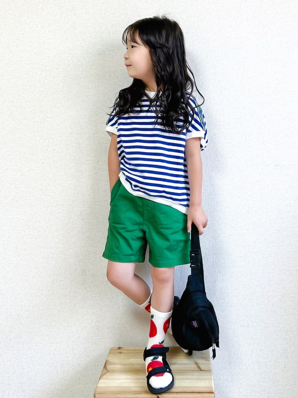 ブルー系のTシャツ/カットソー、ブルー系のトートバッグ、ブラック系のサンダルを着用したキッズの夏コーディネートの2枚目の写真