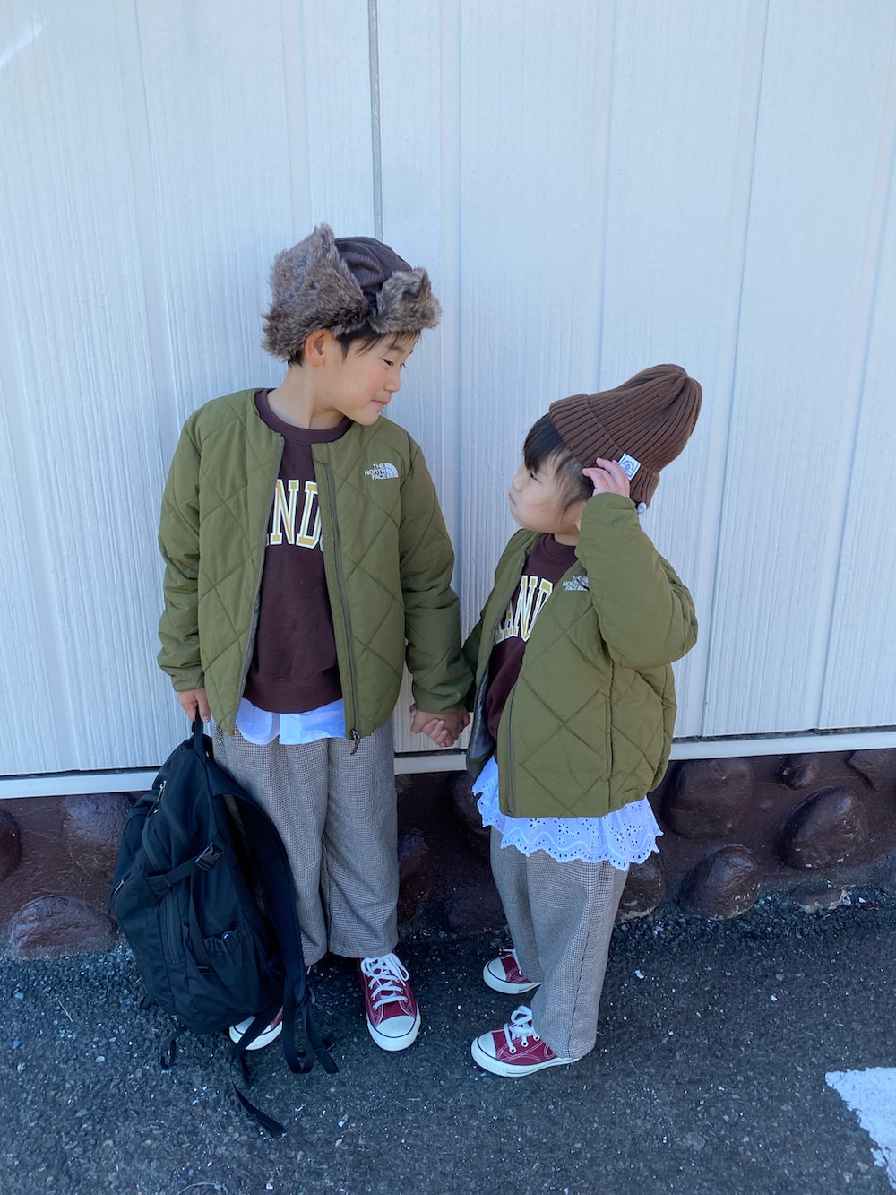 グリーン系のその他アウター、グリーン系のその他アウター、ブラウン系のスウェットを着用したキッズの秋コーディネートの2枚目の写真