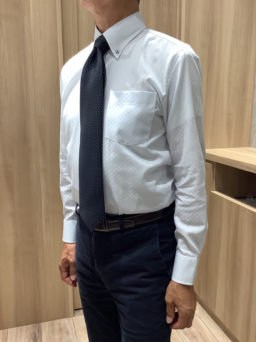 ブルー系のビジネスシャツ、ブルー系のネクタイを着用したメンズの夏コーディネートの2枚目の写真