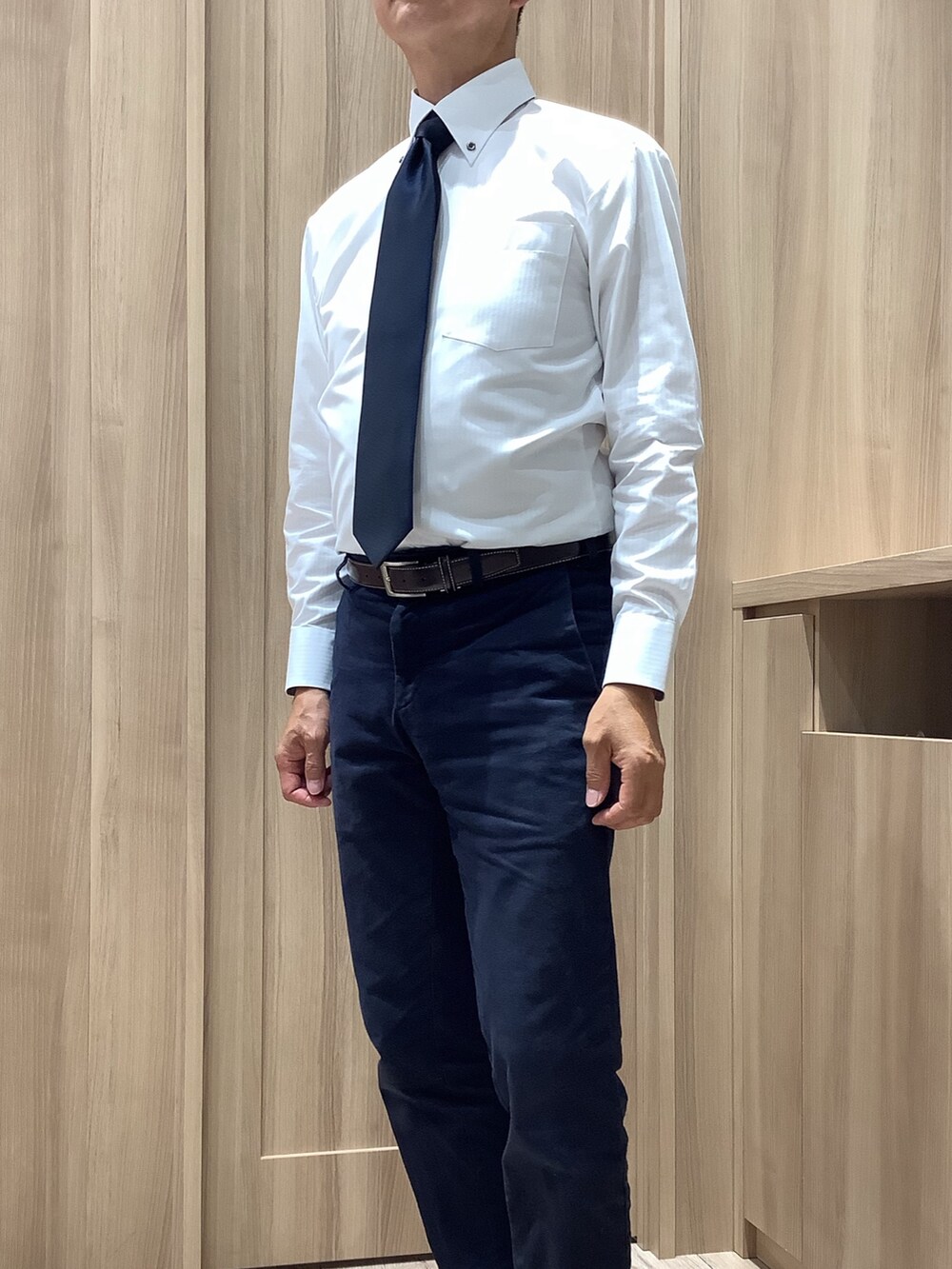 ホワイト系のビジネスシャツを着用したメンズの夏コーディネートの2枚目の写真