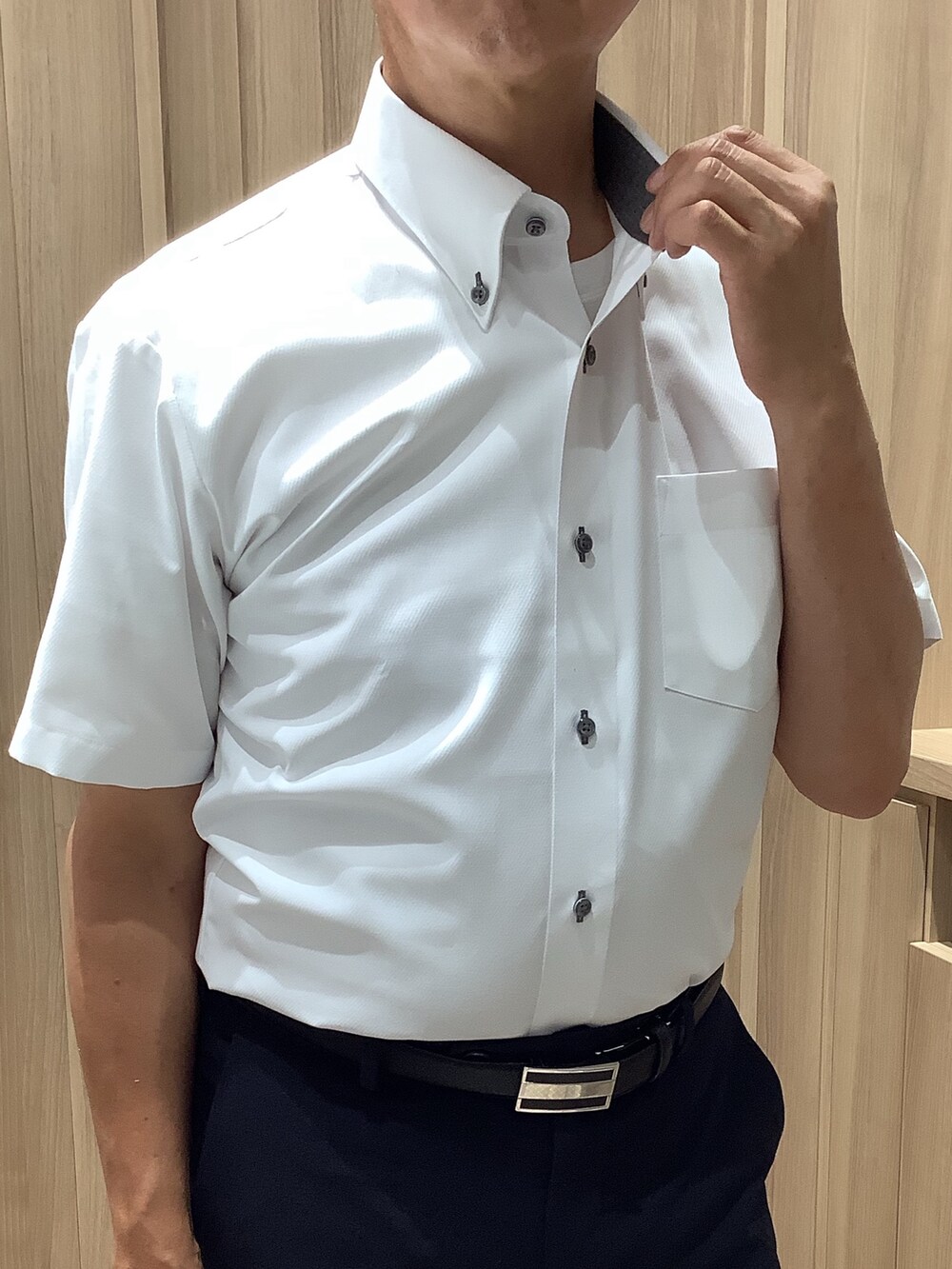 ホワイト系のビジネスシャツを着用したメンズの夏コーディネートの3枚目の写真