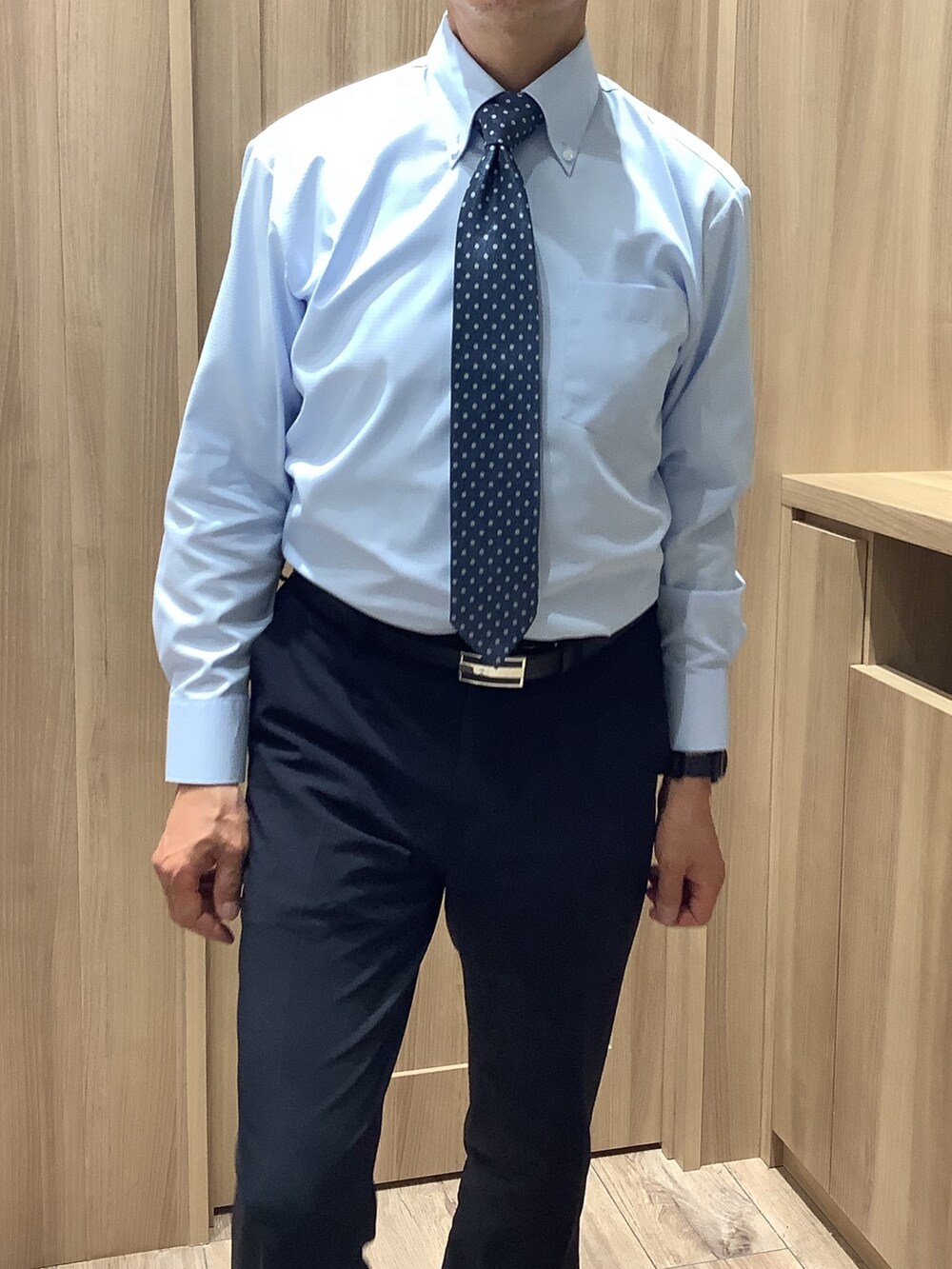 ブルー系のビジネスシャツ、ブルー系のネクタイを着用したメンズの春コーディネートの2枚目の写真