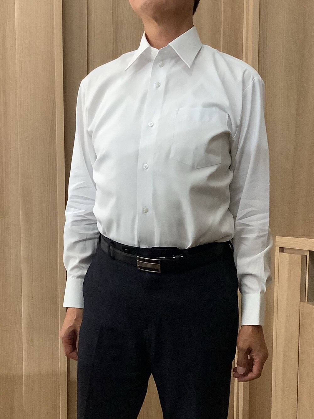 ホワイト系のビジネスシャツを着用したメンズの秋コーディネートの3枚目の写真