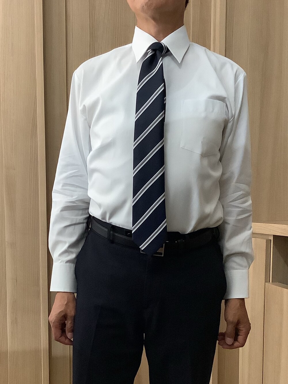 ホワイト系のビジネスシャツを着用したメンズの秋コーディネートの2枚目の写真