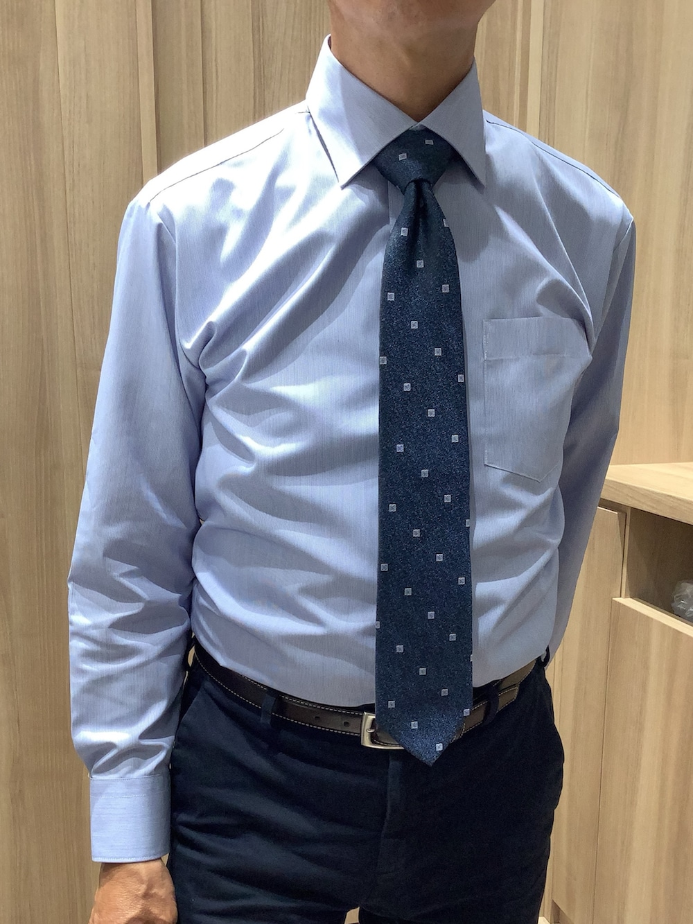 ブルー系のビジネスシャツ、ブルー系のネクタイを着用したメンズの夏コーディネートの2枚目の写真