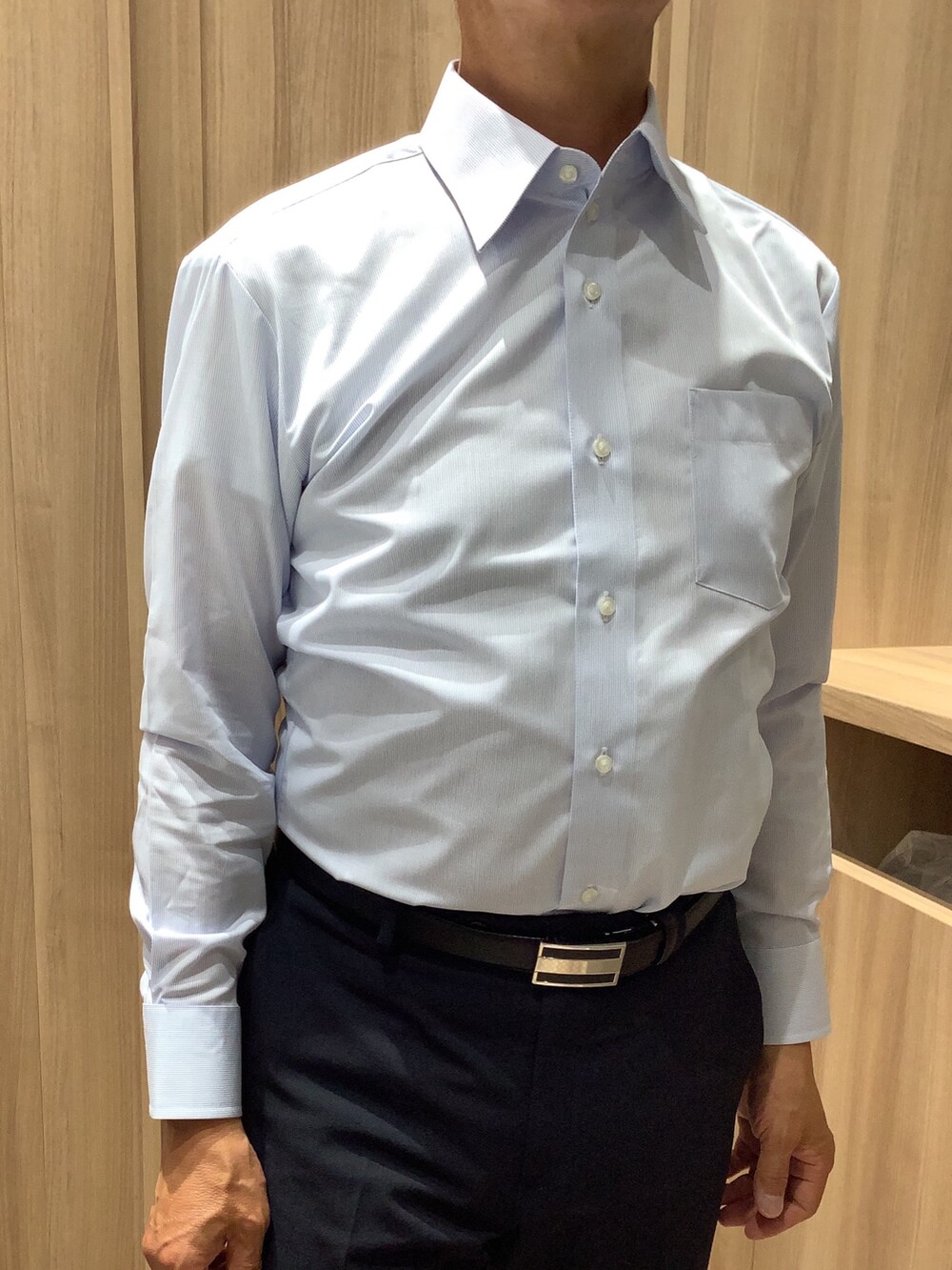 ブルー系のビジネスシャツを着用したメンズの夏コーディネートの3枚目の写真