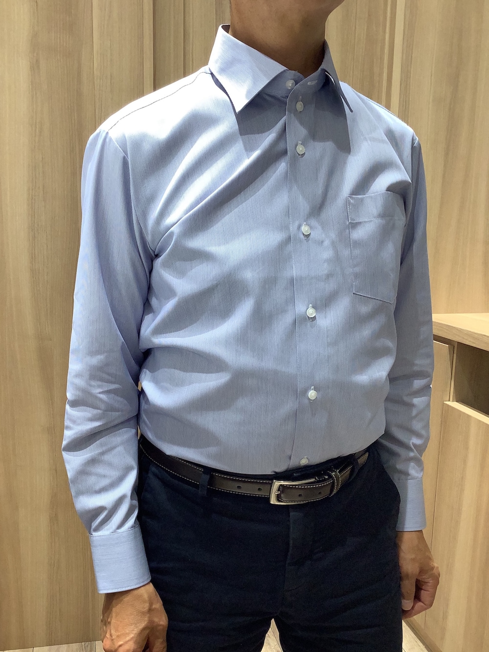 ブルー系のビジネスシャツ、ブルー系のネクタイを着用したメンズの夏コーディネートの3枚目の写真