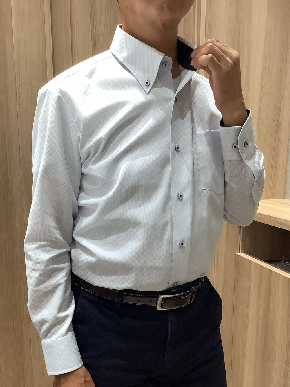 ブルー系のビジネスシャツ、ブルー系のネクタイを着用したメンズの夏コーディネートの3枚目の写真