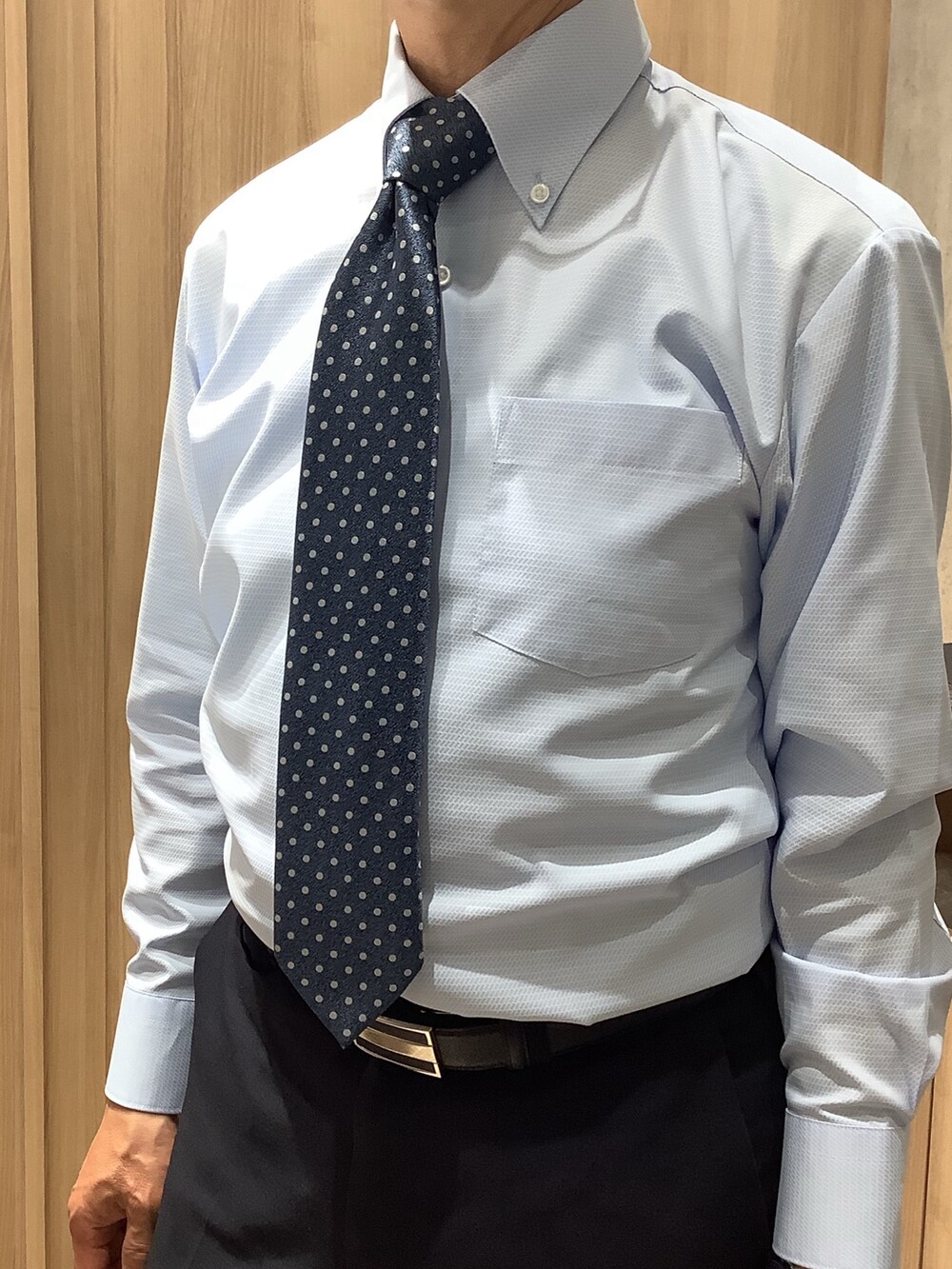 ブルー系のビジネスシャツ、ブルー系のネクタイを着用したメンズの春コーディネートの3枚目の写真