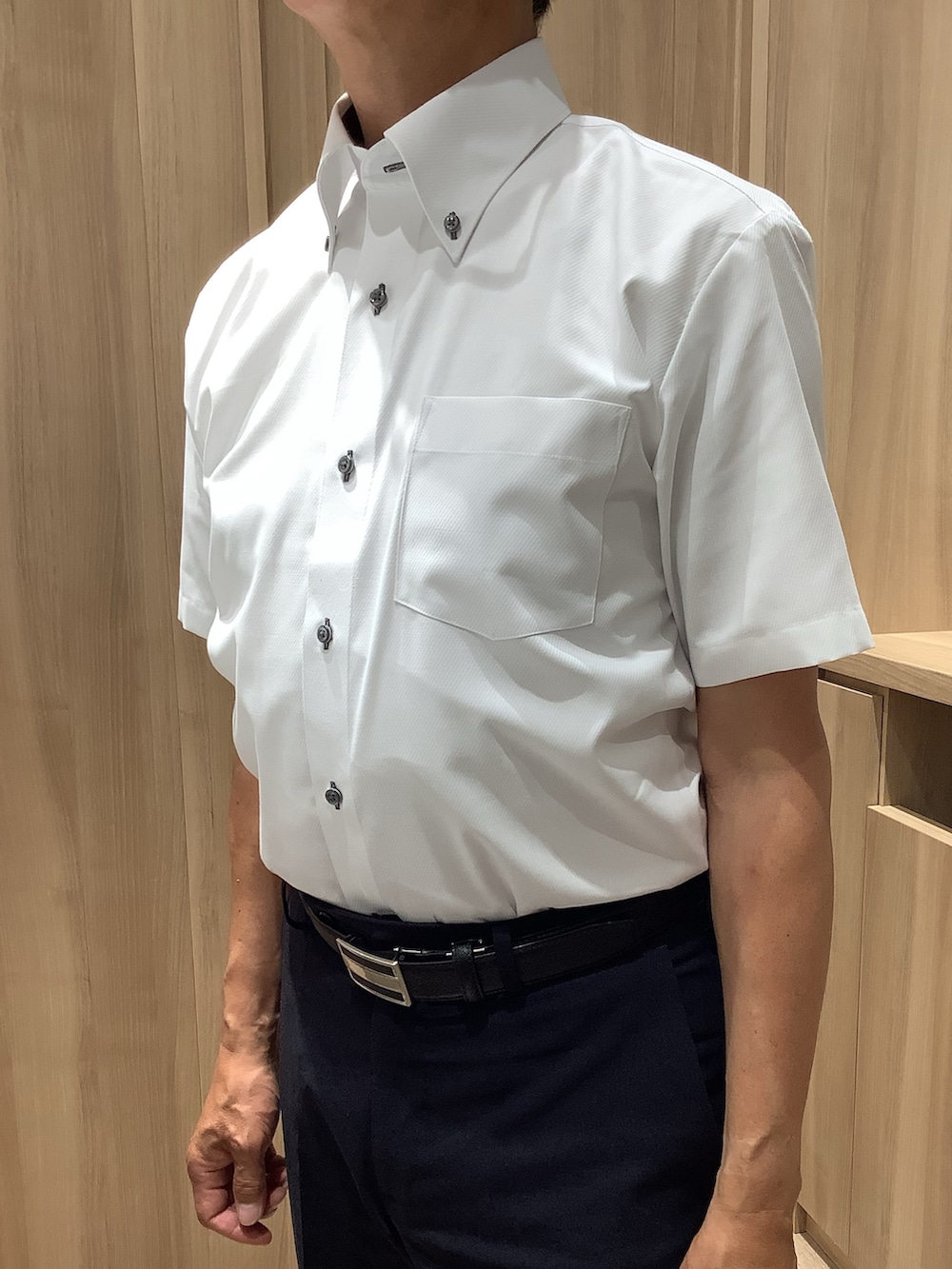 ホワイト系のビジネスシャツを着用したメンズの夏コーディネートの2枚目の写真