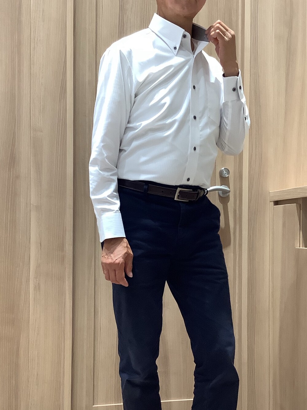 ホワイト系のビジネスシャツを着用したメンズの夏コーディネートの3枚目の写真