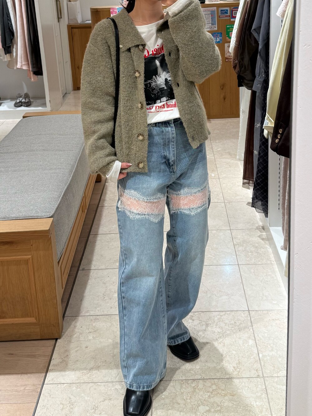 ベージュ系のカーディガン/ボレロ、ホワイト系のTシャツ/カットソー、ブラック系のショルダーバッグを着用したレディースの秋コーディネートの2枚目の写真