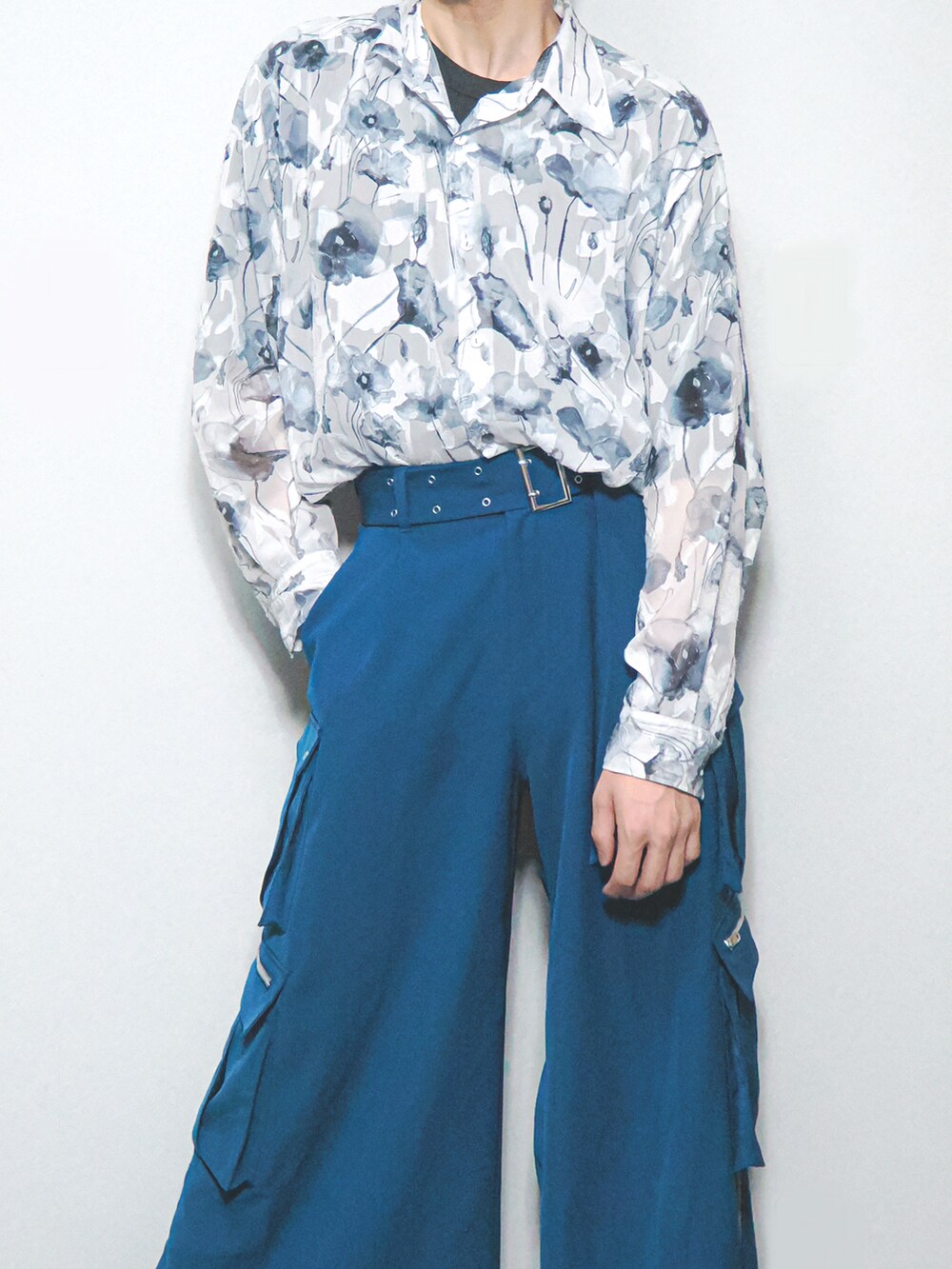 ホワイト系のシャツ/ブラウス、ブルー系のカーゴパンツを着用したメンズの春コーディネートの2枚目の写真