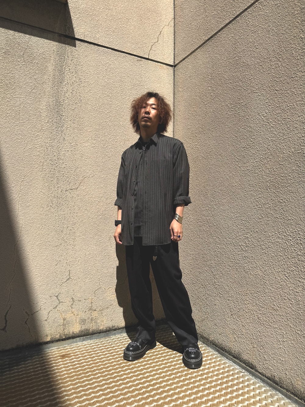「グレーコーデ、シャツスタイル、スラックス、キレイめ、ワントーンコーデ、古着MIX」｜「SEEALLのアイテム（シャツ/ブラウス、グレー系）」を使った、ちゃんまつ:Reさん（メンズ・166cm）の春コーディネートの5枚目の写真